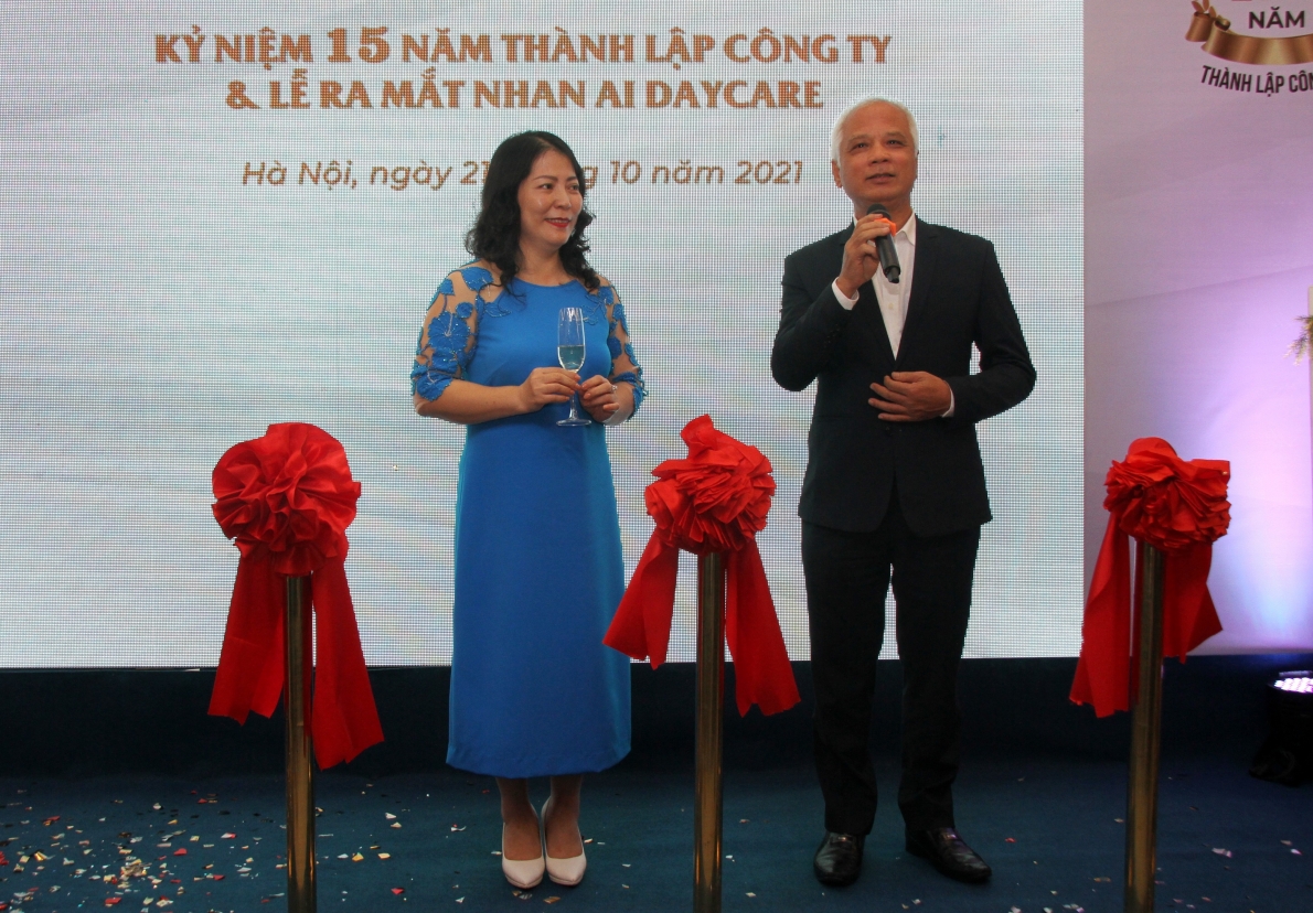 Ông Nguyễn Thế Toàn (bên phải) phát biểu