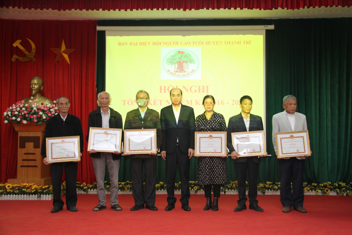 UBND huyện khen thưởng các tập thể, cá nhân xuất sắc