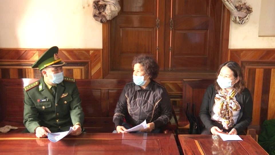 Bộ đội Biên phòng cửa khẩu Thuận An vận động, tuyên truyền phòng chống dịch Covid -19 tại các gia đình có người thân bên Campuchia. Ảnh IT