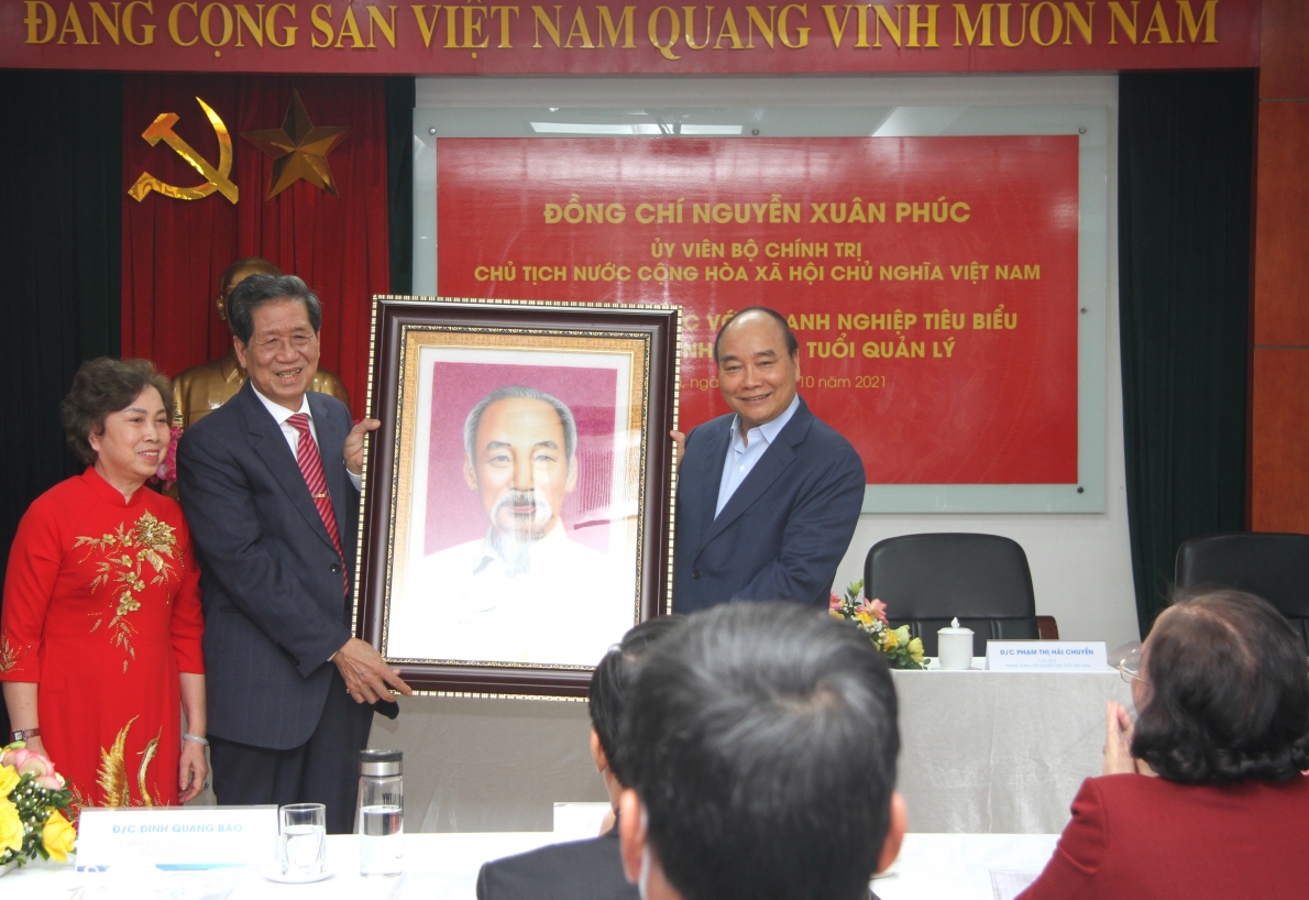 Chủ tịch nước Nguyễn Xuân Phúc tặng quà Công ty Bóng đèn, phích nước Rạng Đông