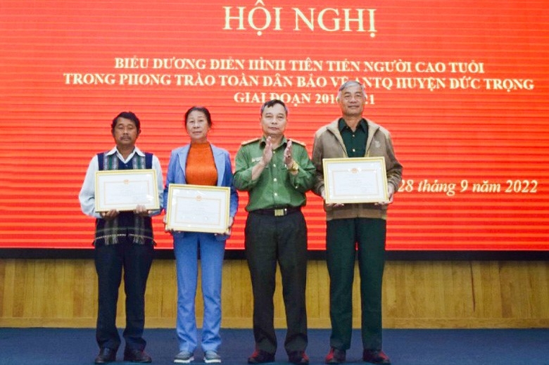 Trao giấy khen của Công an tỉnh Lâm Đồng cho 3 cá nhân xuất sắc trong Phong trào Toàn dân bảo vệ an ninh Tổ quốc giai đoạn 2016 - 2021