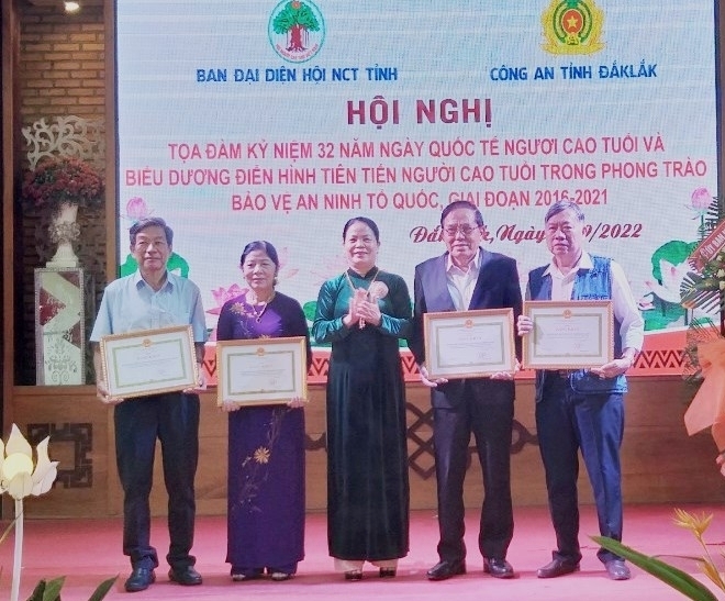 UBND tỉnh Đắk Lắk tặng Bằng khen cho các tập thể, cá nhân NCT có thành tích xuất sắc tham gia xây dựng Đảng, Chính quyền và bảo vệ ANTQ