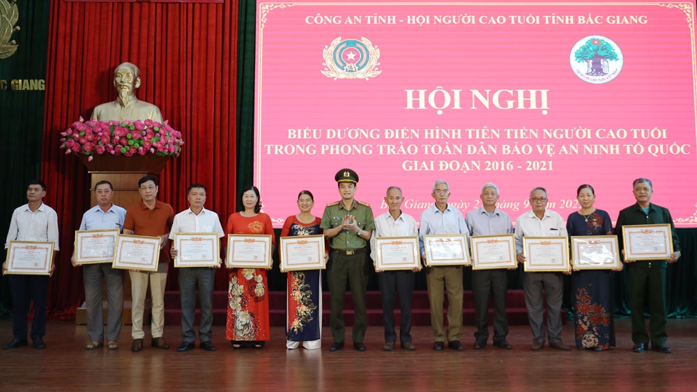 Lãnh đạo Công an tỉnh Bắc Giang khen thưởng NCT tiêu biểu tham gia bảo vệ an ninh Tổ quốc