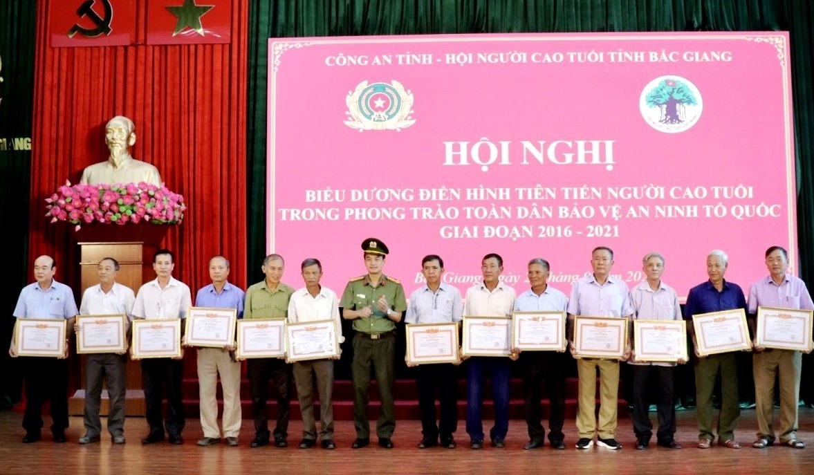 Lãnh đạo Công an tỉnh Bắc Giang khen thưởng NCT tiêu biểu tham gia bảo vệ an ninh Tổ quốc