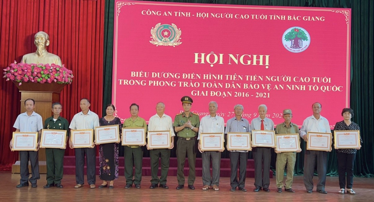 Hội viên NCT huyện Việt Yên nhận Giấy khen của Giám đốc Công an tỉnh Bắc Giang
