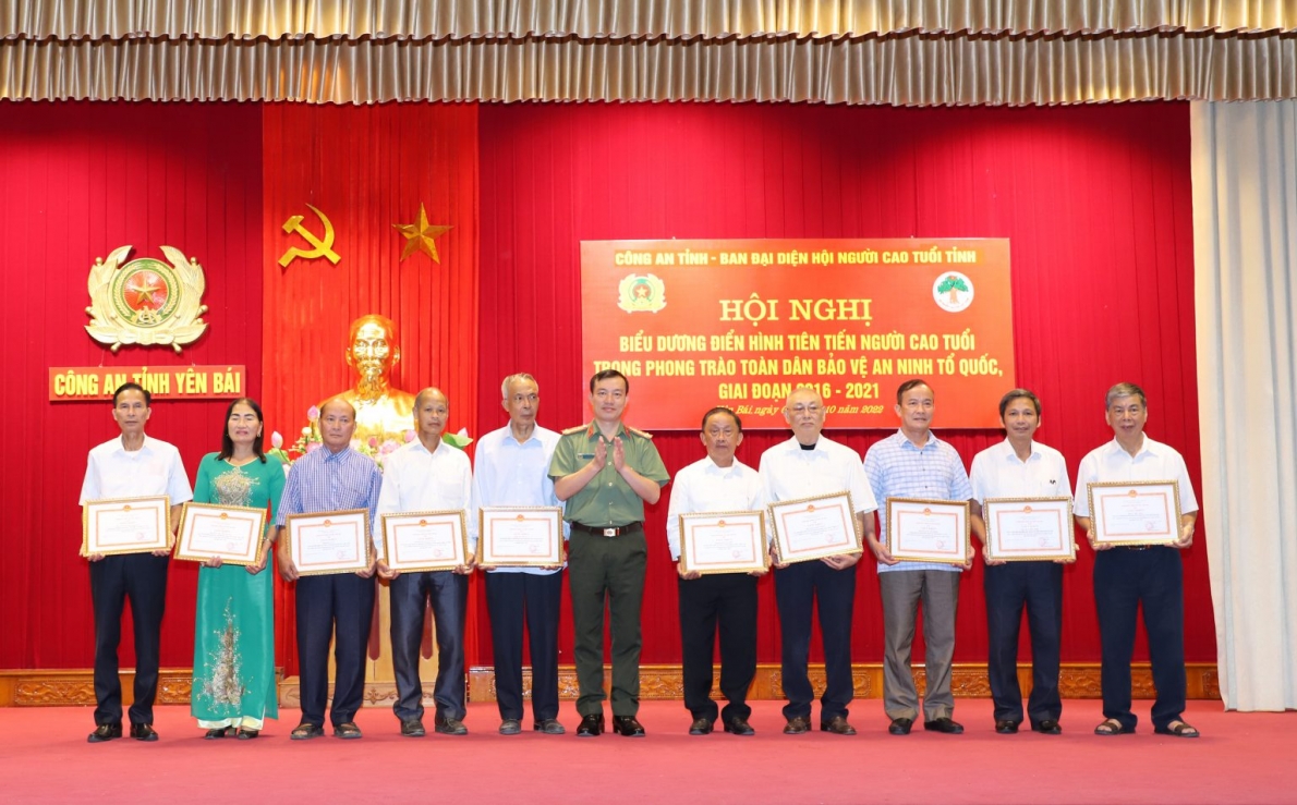 Ông Trần Hữu Bình (thứ hai từ phải sang) nhận Giấy khen của Công an tỉnh