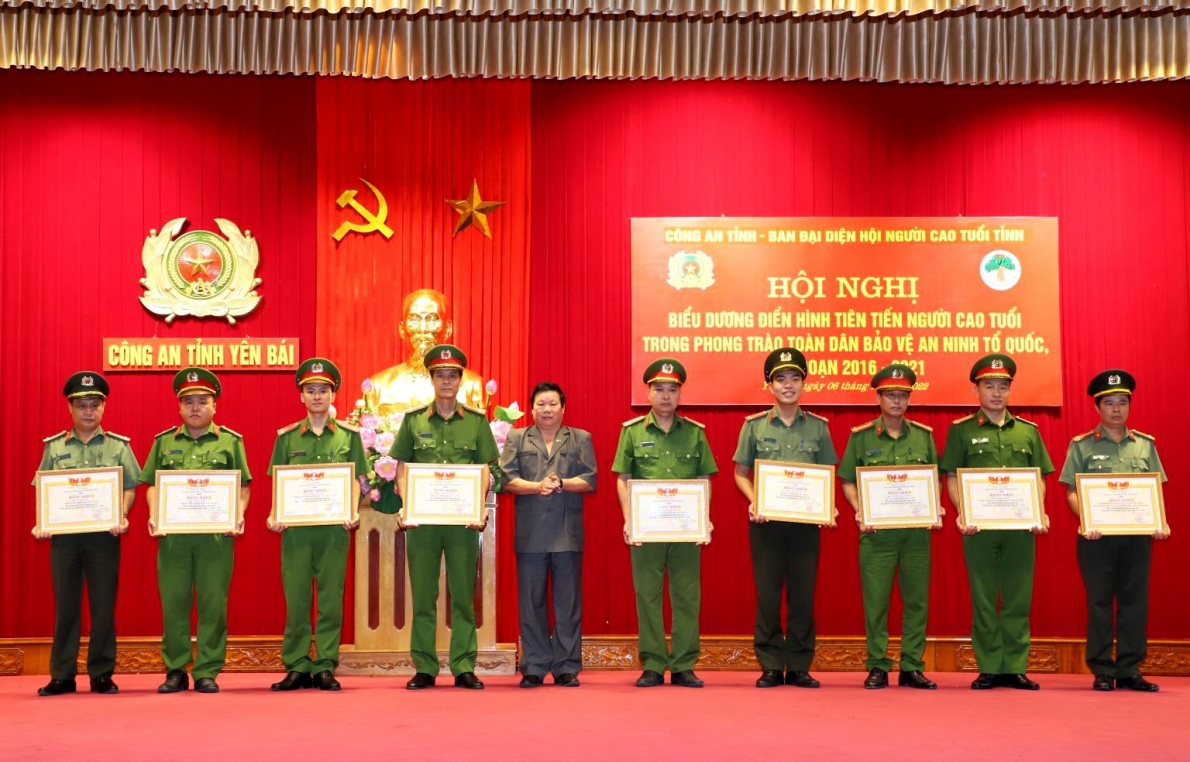 Hội NCT tỉnh tặng Bằng khen cho các tập thể và cá nhân có thành tích xuất sắc trong Phong trào Toàn dân bảo vệ an ninh Tổ quốc giai đoạn 2016-2021