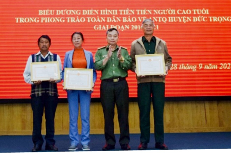Trao giấy khen của Công an tỉnh cho 3 cá nhân xuất sắc huyện Đức Trọng tham gia bảo vệ an ninh Tổ quốc giai đoạn 2016 - 2021