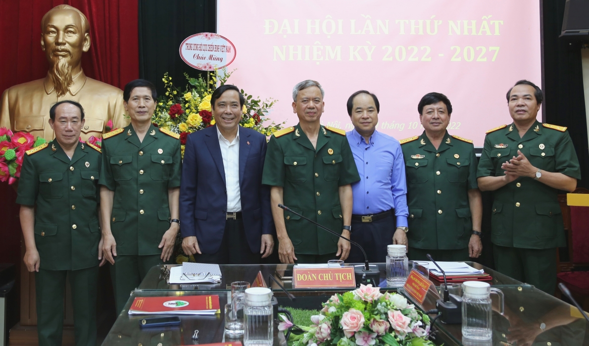 Chủ tịch Nguyễn Thanh Bình, Bí thư Đảng ủy Trương Xuân Cừ chúc mừng Ban Chấp hành Hội CCB Cơ quan Trung ương Hội NCT Việt Nam nhiệm kì 2022-2027 ra mắt Đại hội