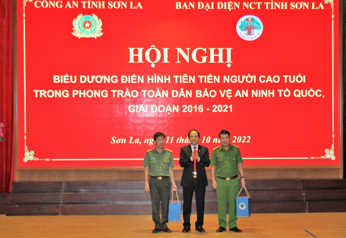 Phó Chủ tịch Trương Xuân Cừ tặng quà lãnh đạo Công an tỉnh