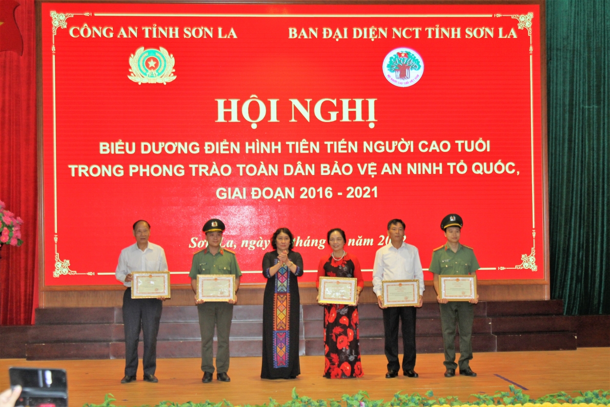 Trao Bằng khen UBND tỉnh cho các tập thể, cá nhân xuất sắc