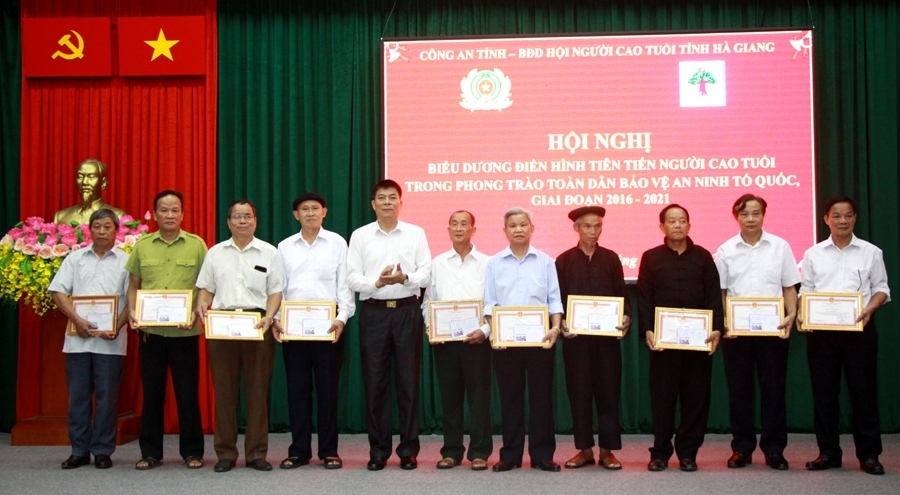 Hội NCT tỉnh Hà Giang khen thưởng hội viên tiêu biểu tham gia bảo vệ an ninh Tổ quốc