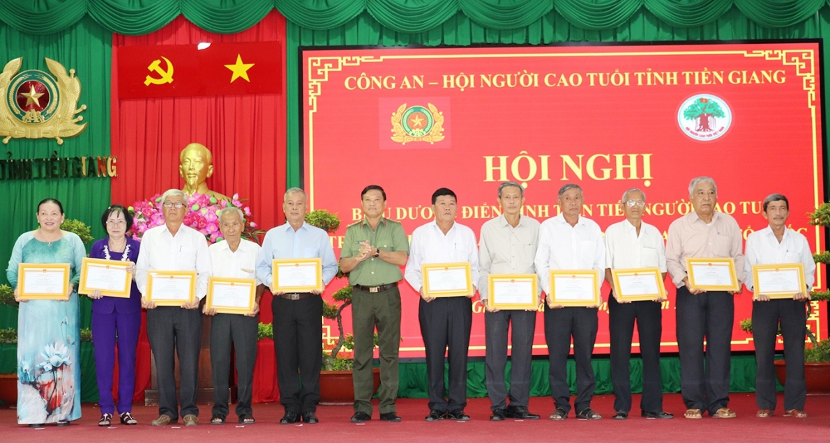 Trao Giấy khen của Giám đốc Công an tỉnh cho các cá nhân tiêu biểu