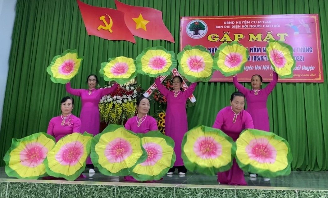 Tiết mục văn nghệ của NCT tỉnh Đắk Lắk