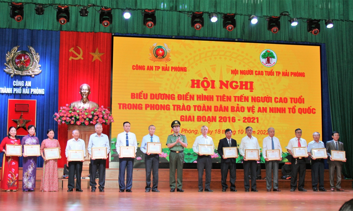 Trao Giấy khen của Giám đốc Công an tỉnh cho các tập thể Hội NCT tiêu biểu