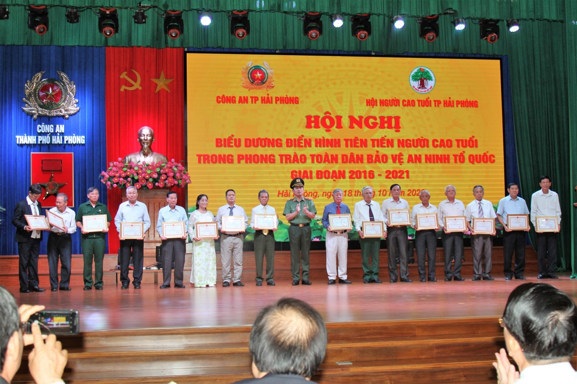 Trao Giấy khen của Giám đốc Công an tỉnh cho các cá nhân NCT tiêu biểu
