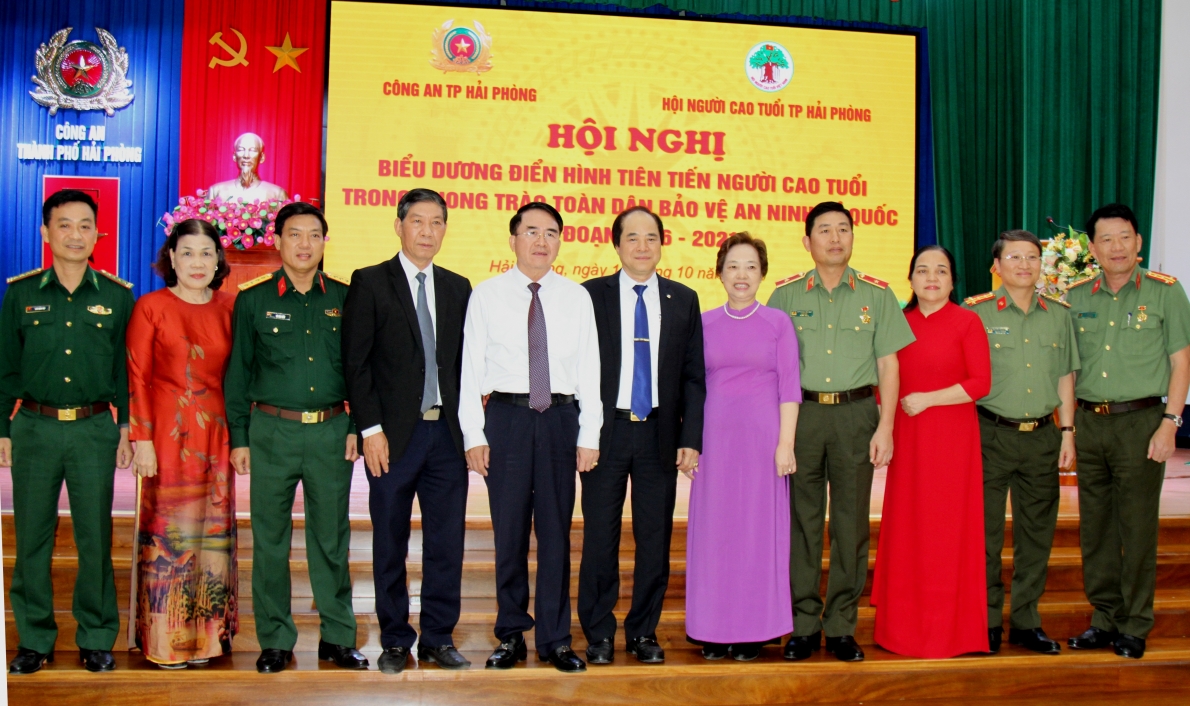 Các đại biểu chụp ảnh lưu niệm