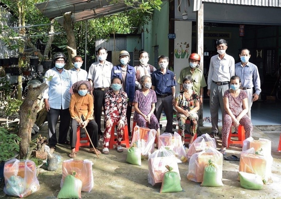 Tặng quà Tết cho NCT có hoàn cảnh khó khăn huyện Tịnh Biên, tỉnh An Giang
