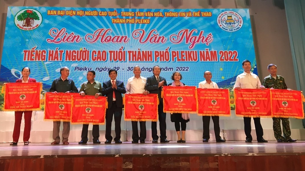 Lãnh đạo Hội NCT tỉnh và TP Pleiku trao Cờ cho các đơn vị tham gia Liên hoan