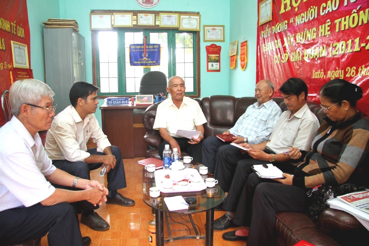 Cán bộ Hội NCT cơ sở huyện Ia Grai chia sẻ kinh nghiệm hoạt động Hội và tuyên truyền vận động đồng bào