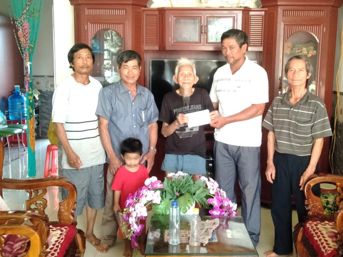 Hội NCT xã Đắk DJrăng trao quà nhân Ngày truyền thống NCT