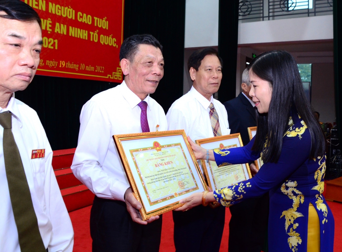 Trao Bằng khen của UBND tỉnh cho cá nhân NCT tiêu biểu