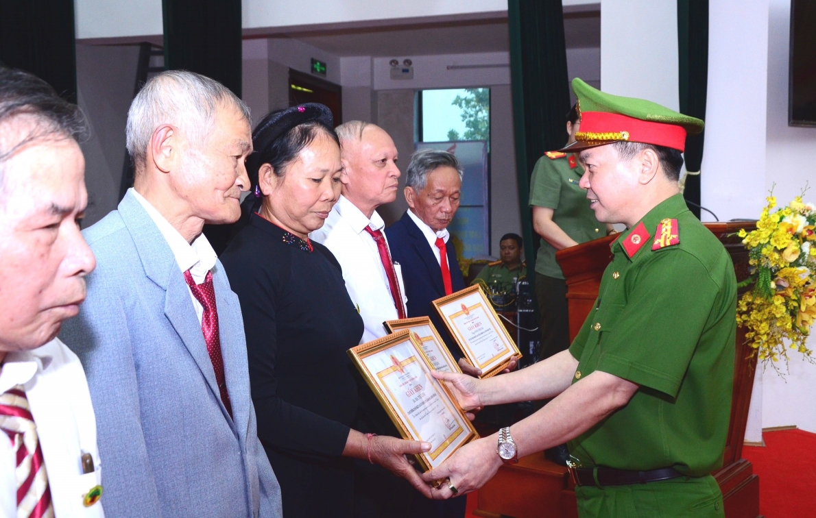 Trao Giấy khen của Giám đốc Công an tỉnh cho các tập thể, cá nhân NCT tiêu biểu