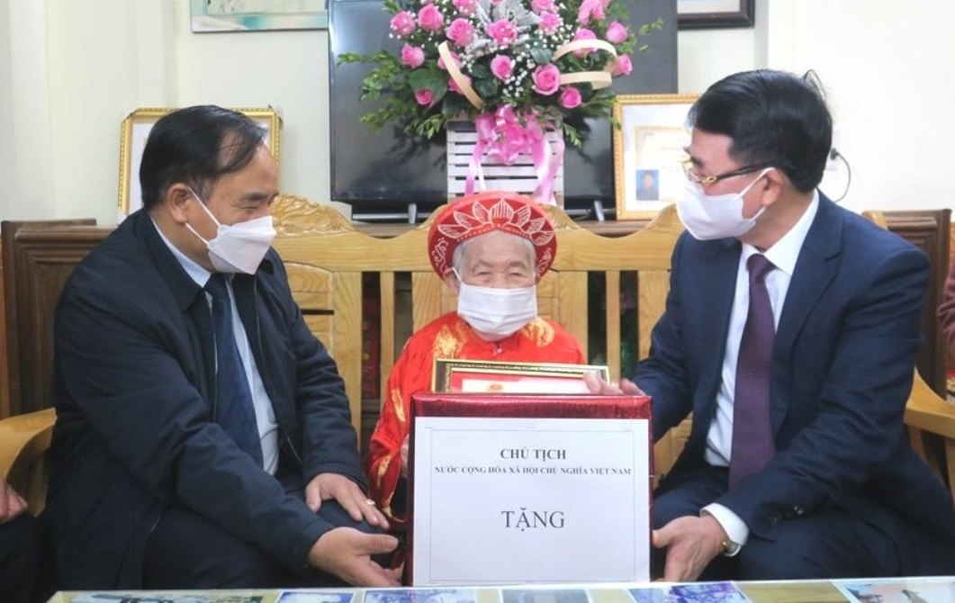 1 Lãnh đạo TP Hải Phòng tặng quà mừng thọ NCT xã Kiến Thiết, huyện Tiên Lãng
