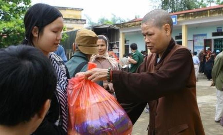 Ni trưởng Thích nữ Như Hiền tặng quà gia đình có hoàn cảnh khó khăn