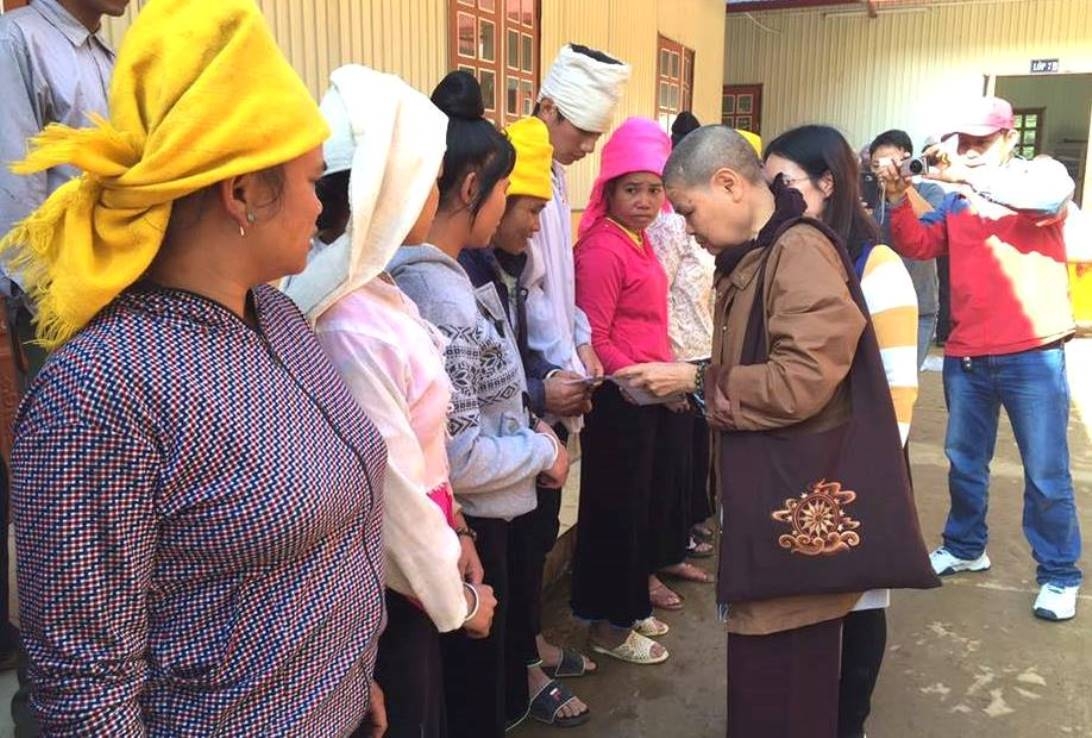 Tặng quà đồng bào miền núi bị ảnh hưởng bởi thiên tai, lũ lụt