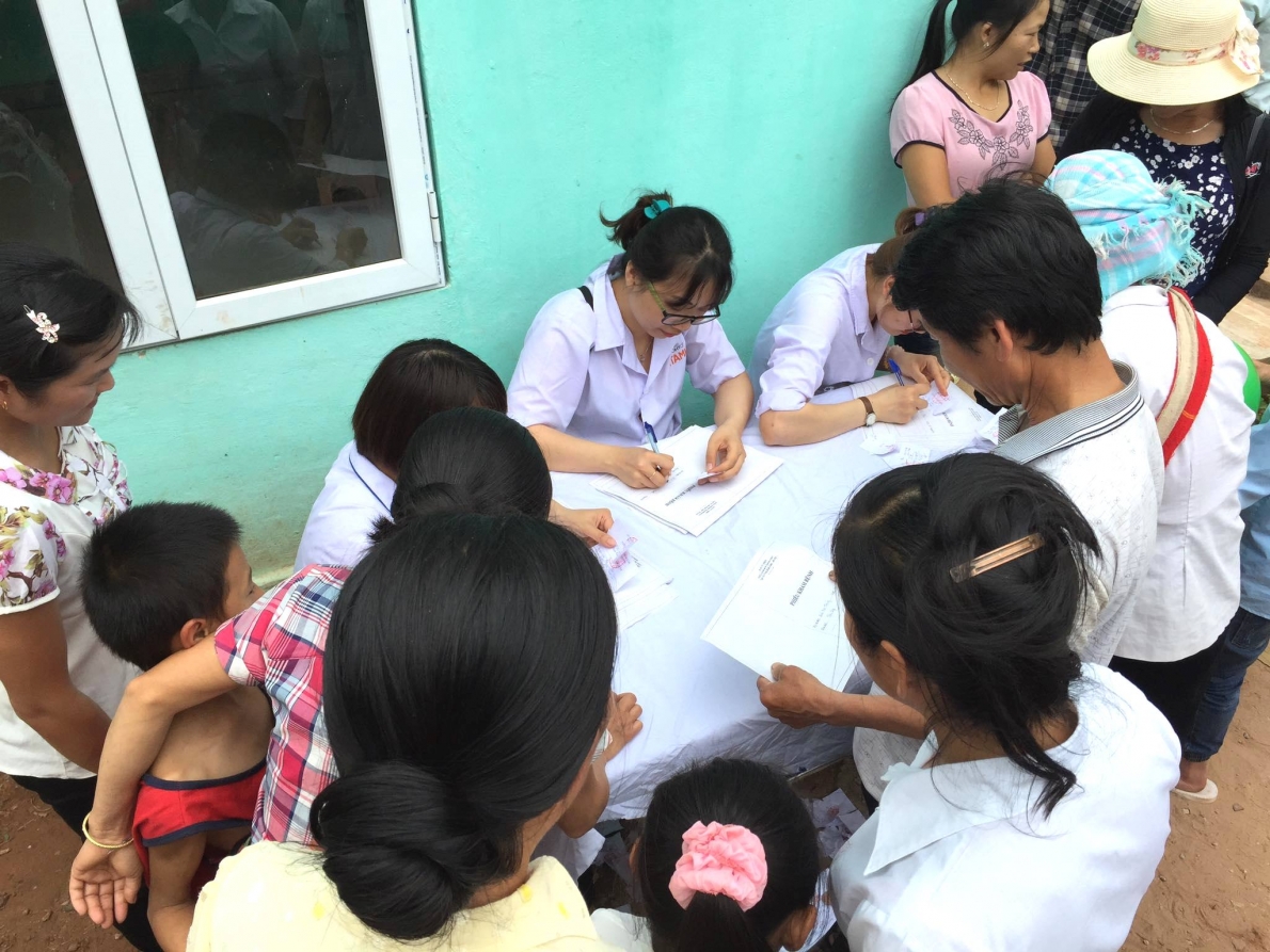 Tổ y tế của nhà chùa khám, chữa bệnh cho người nghèo tại tỉnh Điện Biên