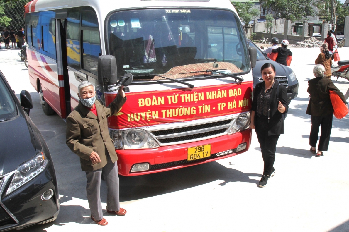 Cụ Nguyễn Đức Thành check-in trước chiếc xe chở hàng từ thiện