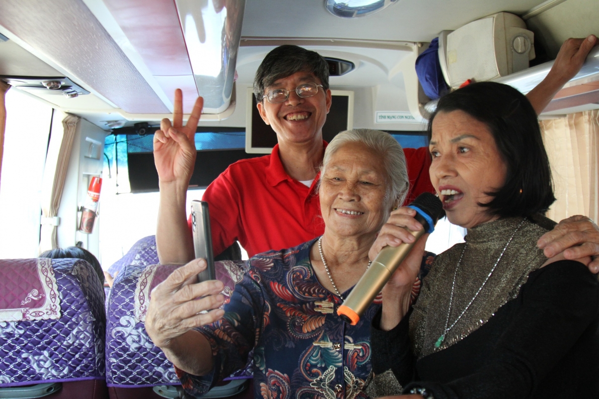Cụ Hoàng Thị Ánh (giữa) giao lưu văn nghệ trên chuyến xe từ thiện đến huyện Sơn Dương, tỉnh Tuyên Quang