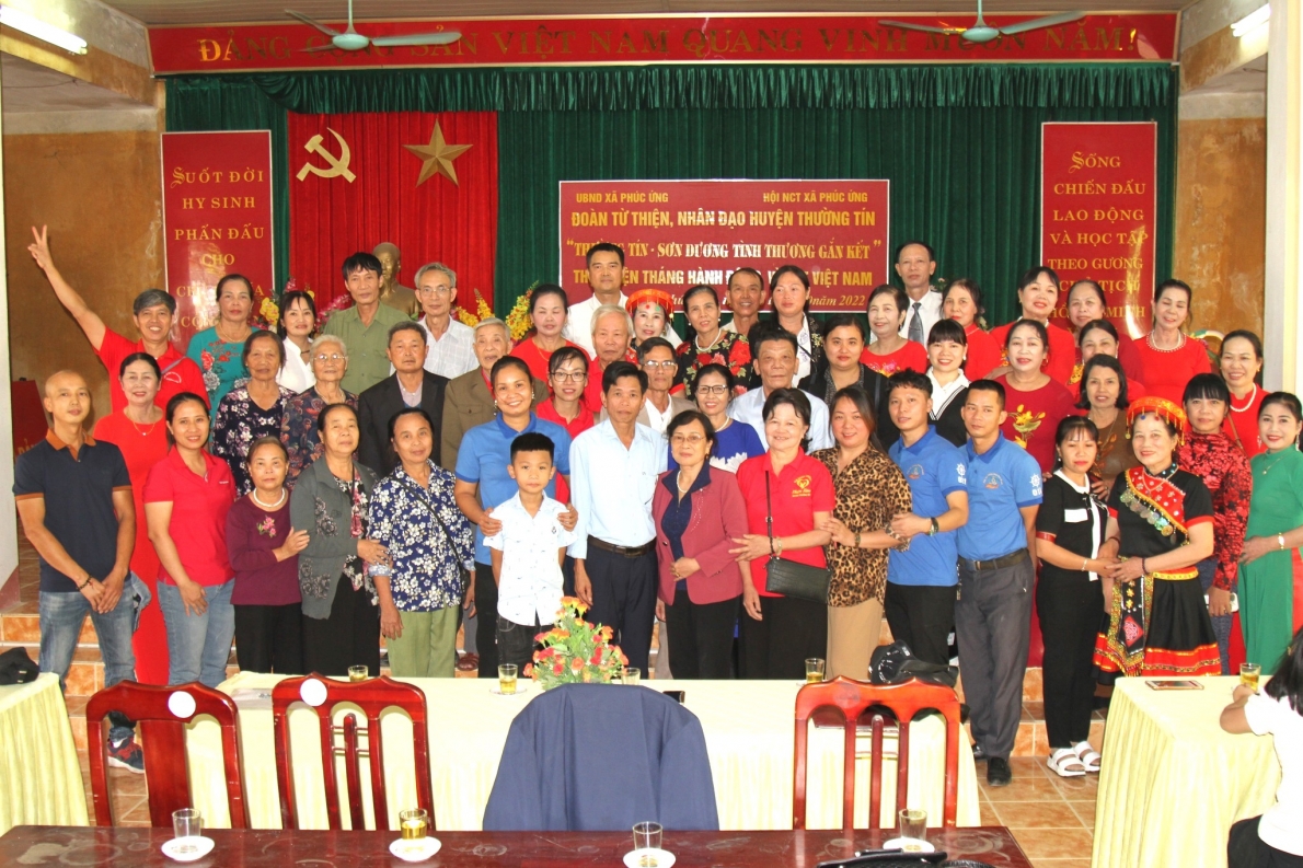 Các đại biểu chụp ảnh lưu niệm với Đoàn từ thiện