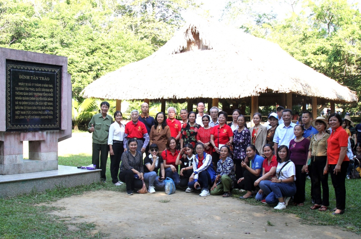 Chụp ảnh lưu niệm tại Đình Tân Trào