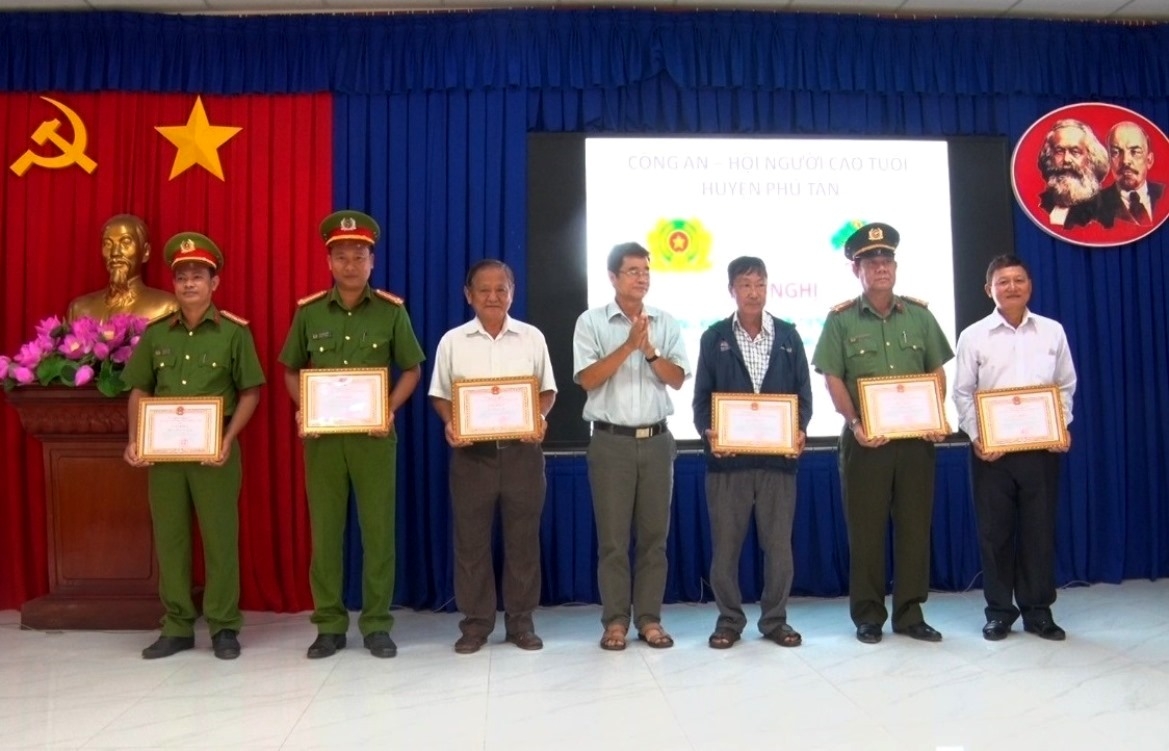 Khen thưởng các tập thể, cá nhân NCT tiêu biểu huyện Phú Tân tham gia bảo vệ an ninh Tổ quốc
