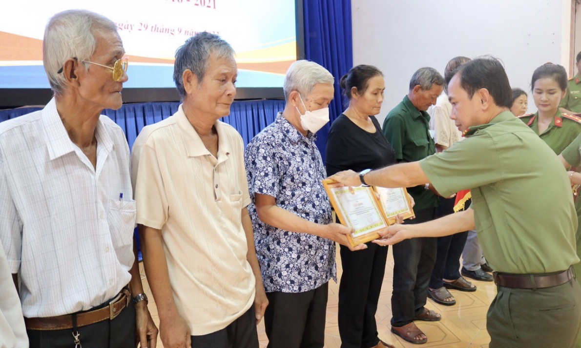 Công an huyện Gò Dầu, tỉnh Tây Ninh khen thưởng NCT tiêu biểu trong phong trào Toàn dân bảo vệ an ninh Tổ quốc