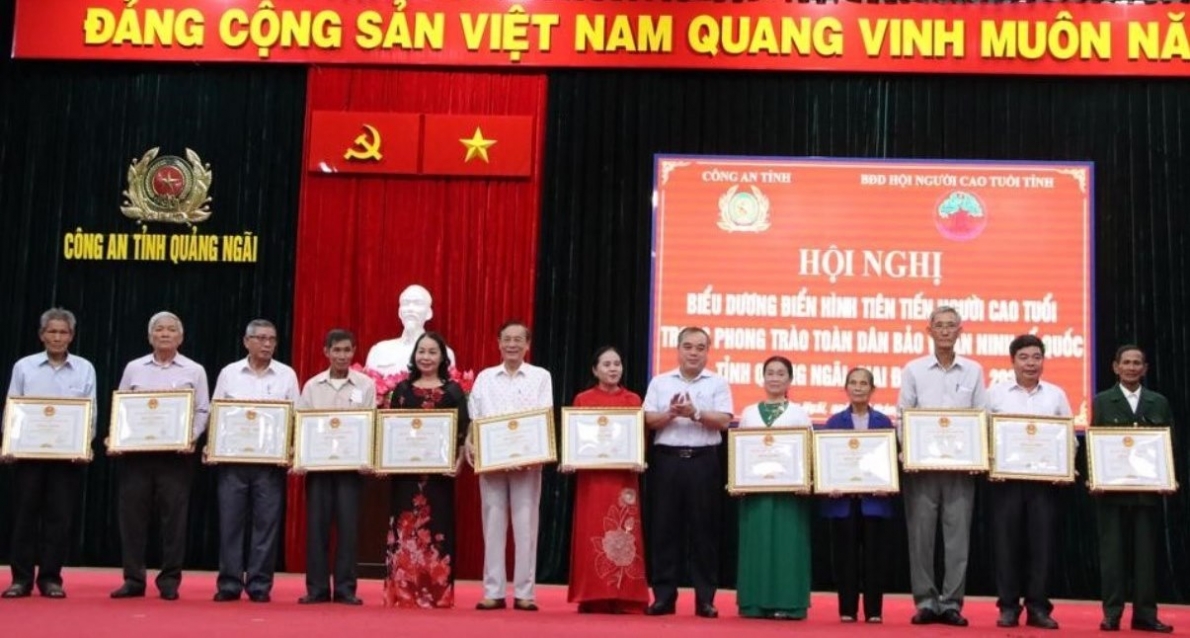 Phó Chủ tịch Thường trực UBND tỉnh Quảng Ngãi Trần Hoàng Tuấn trao Bằng khen của Chủ tịch UBND tỉnh cho các tập thể, cá nhân tiêu biểu
