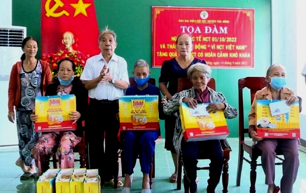 Hội NCT huyện Trà Bồng, tỉnh Quảng Ngãi tặng quà NCT hoàn cảnh khó khăn