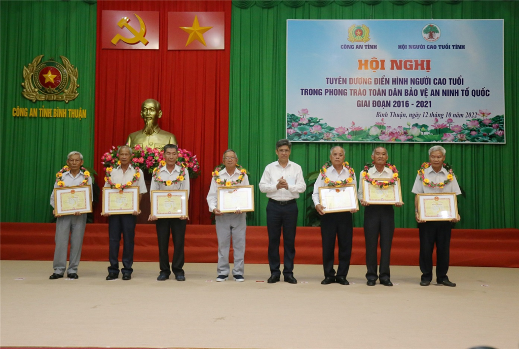 Trao Bằng khen của Chủ tịch UBND tỉnh Bình Thuận cho các cá nhân có thành tích xuất sắc