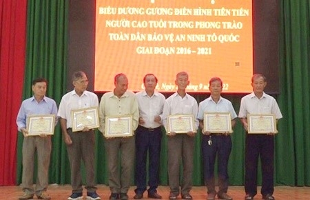 Trao Giấy khen của Chủ tịch UBND huyện Cái Bè, tỉnh Tiền Giang cho các cá nhân tiêu biểu