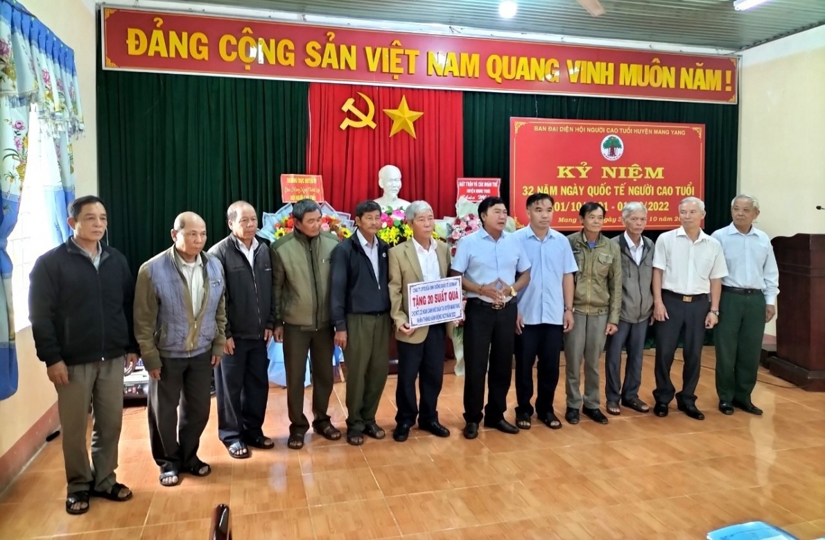 Tặng quà NCT hoàn cảnh khó khăn huyện Mang Yang, tỉnh Gia Lai Tặng quà NCT hoàn cảnh khó khăn huyện Mang Yang, tỉnh Gia Lai