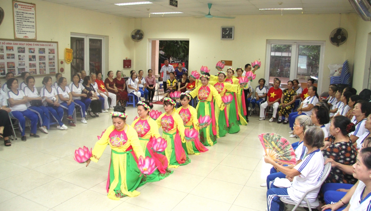 Một buổi sinh hoạt định kì của CLB dưỡng sinh Thức vũ kinh Trường Sinh NCT tại TP Hà Nội