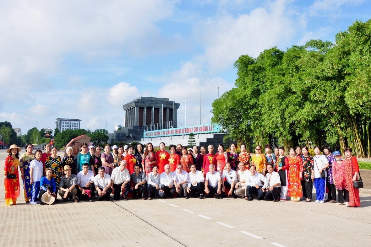 Trường Sinh Việt Nam tài trợ để Hội NCT quận Thanh Xuân, TP Hà Nội dâng hương báo công với Bác tại Phủ Chủ tịch và thăm Khu Di tích Lịch sử Hoàng Thành Thăng Long năm 2022