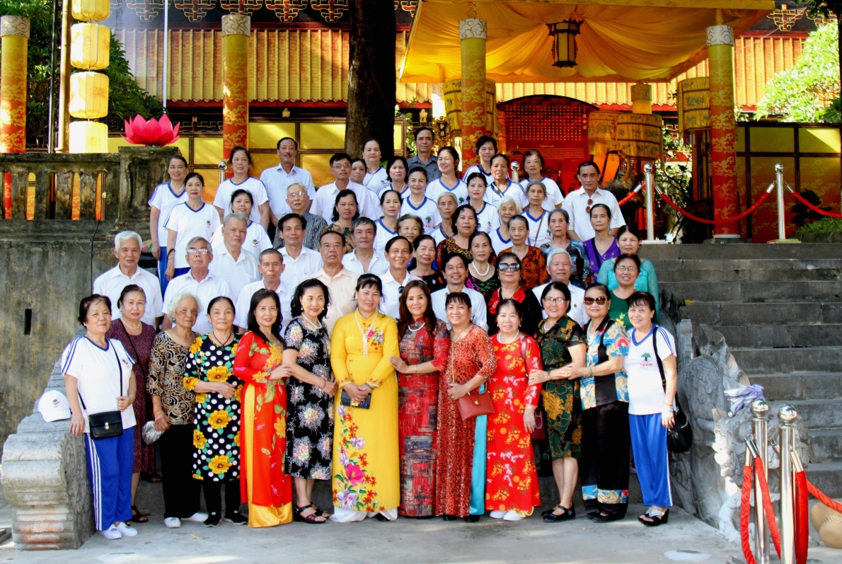 Trường Sinh Việt Nam tài trợ để Hội NCT quận Thanh Xuân, TP Hà Nội dâng hương báo công với Bác tại Phủ Chủ tịch và thăm Khu Di tích Lịch sử Hoàng Thành Thăng Long năm 2022