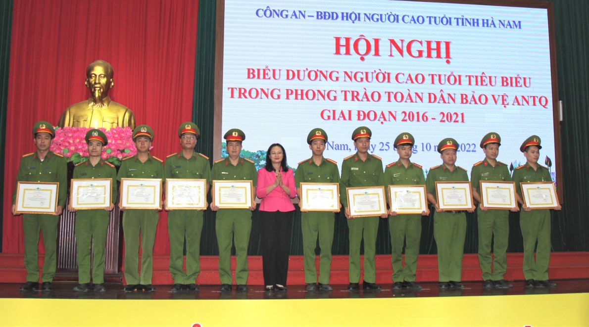 Trao Bằng khen của Hội NCT tỉnh cho các tập thể, cá nhân tiêu biểu