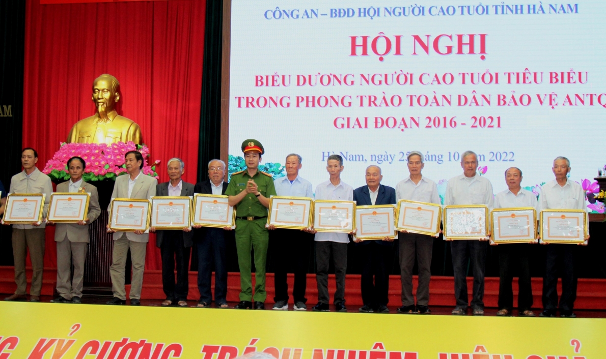 Trao Giấy khen của Giám đốc Công an tỉnh cho các cá nhân tiêu biểu