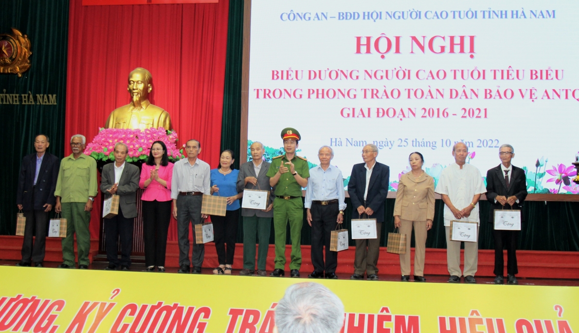 Tặng quà biểu dương NCT có nhiều đóng góp trong phong trào Toàn dân bảo vệ an ninh Tổ quốc