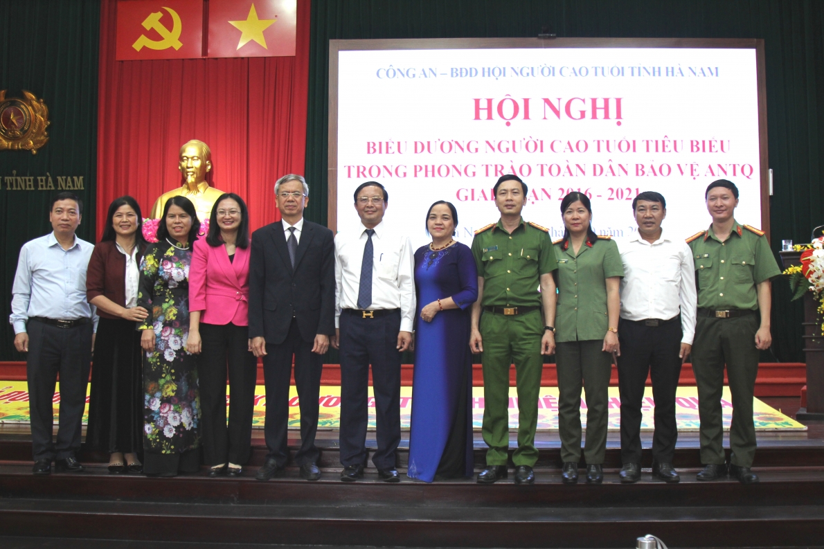 Các đại biểu chụp ảnh lưu niệm