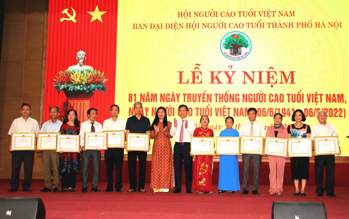 UBND thành phố khen thưởng 12 tập thể có nhiều thành tích nhân rộng mô hình CLB Liên thế hệ tự giúp nhau